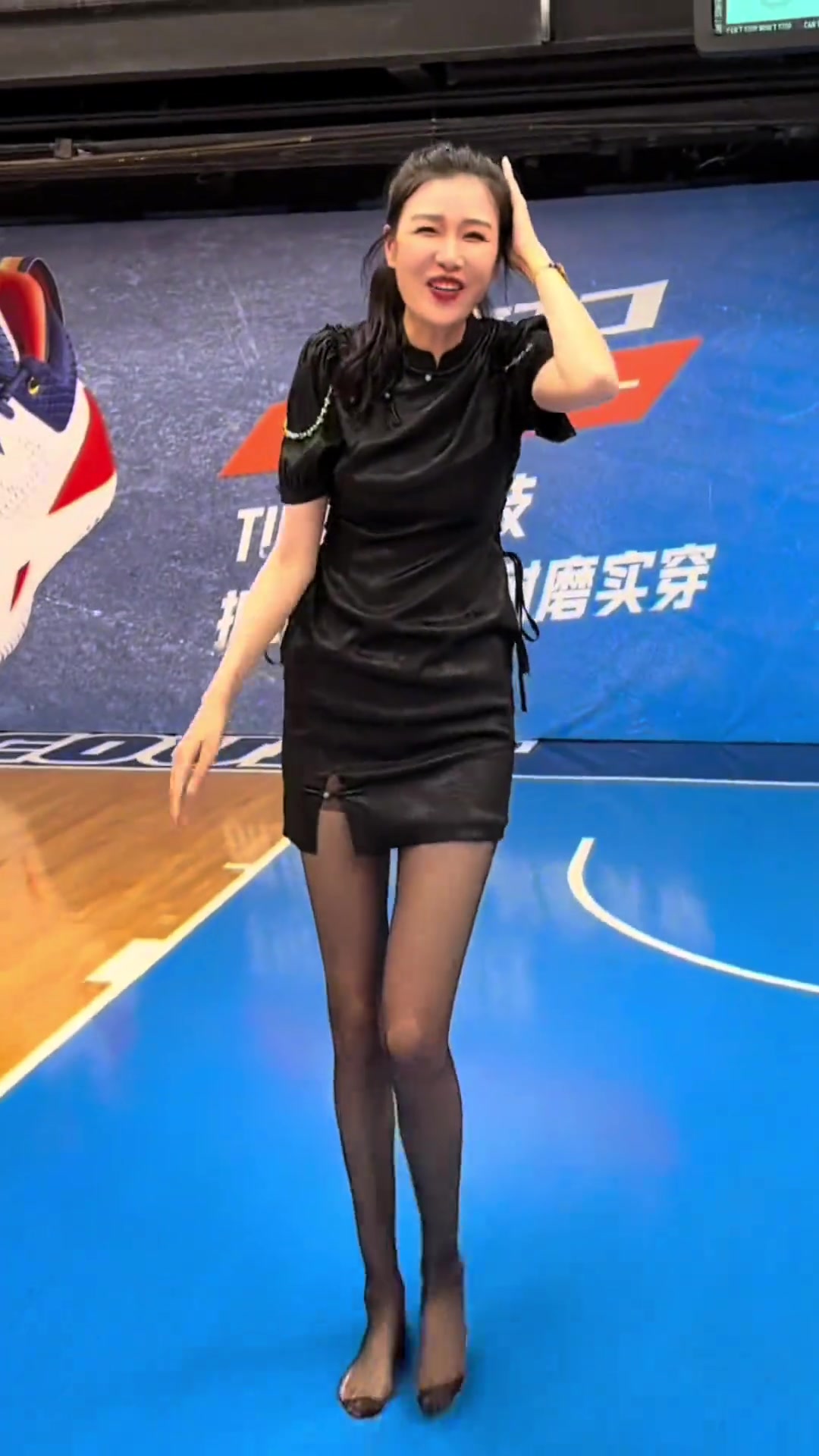  这大长腿！前中国女篮球员许诺穿黑丝光脚打球~